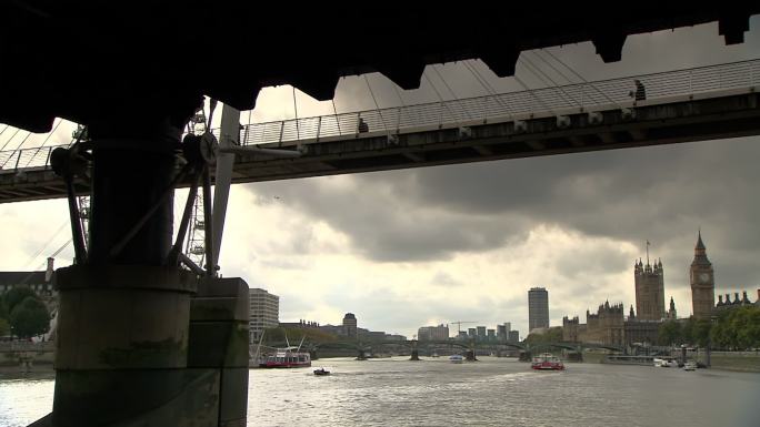 轮船从桥下穿过 英国伦敦 泰晤士河