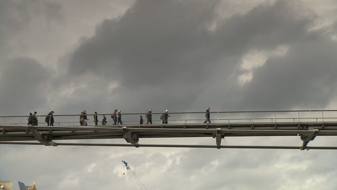 游客们正在天桥上行走 英国伦敦