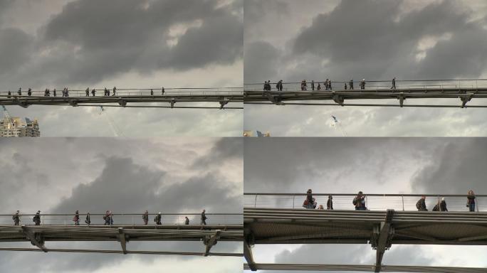 游客们正在天桥上行走 英国伦敦