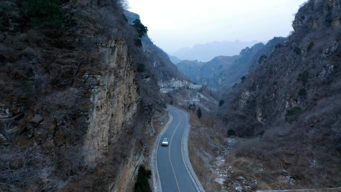 雪地山脉汽车盘山公路行驶环山