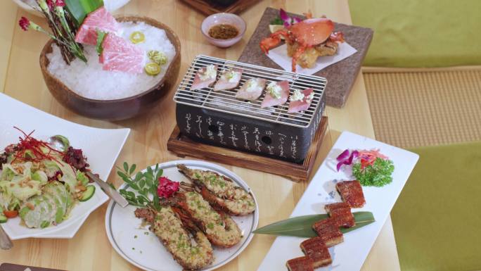 日本料理餐厅一桌菜肴展示