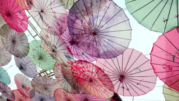 街道上挂满装饰用的中式油纸伞