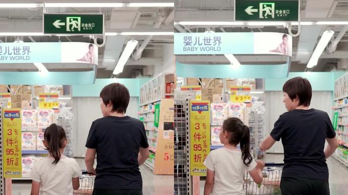 在超市购物的中国母女
