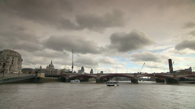 河流上的航船 英国伦敦 泰晤士河