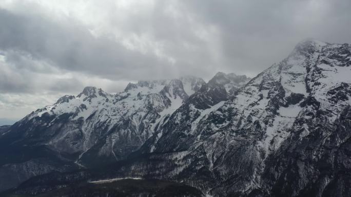 玉龙雪山秘境长，雪域神山揽苍茫