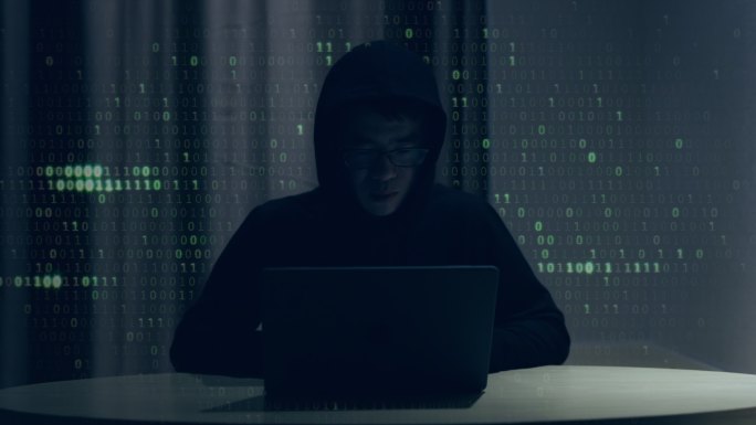 4K黑客正在用笔记本电脑攻击网络