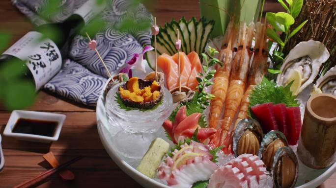 日本料理刺身拼盘展示