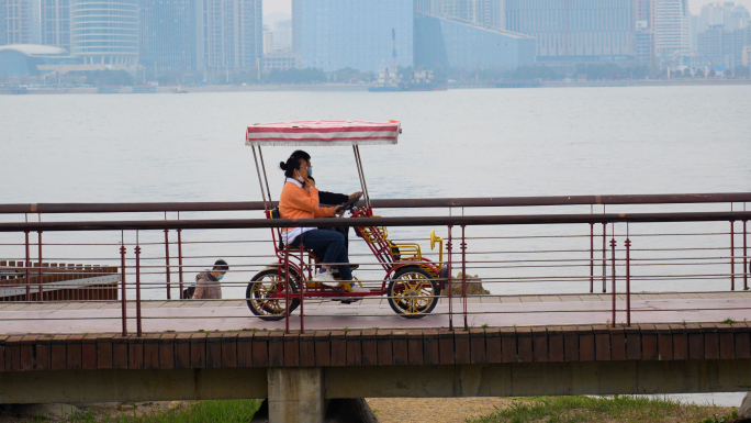 海滨骑自行车放松旅行