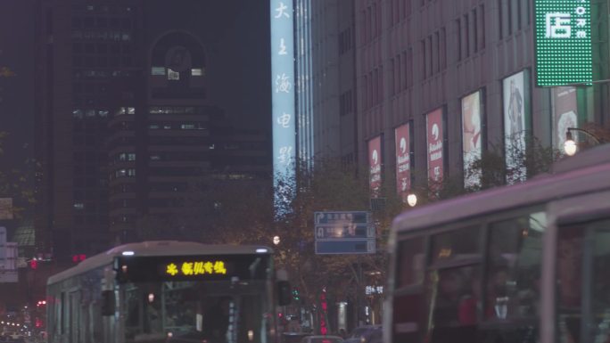 上海繁华路段拥堵车流