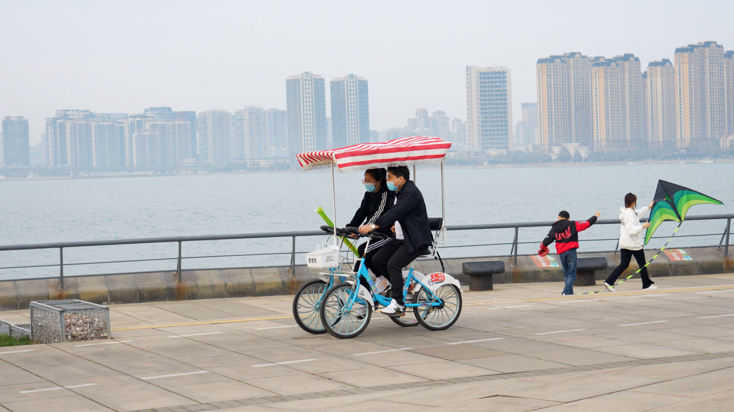 海边，双人自行车