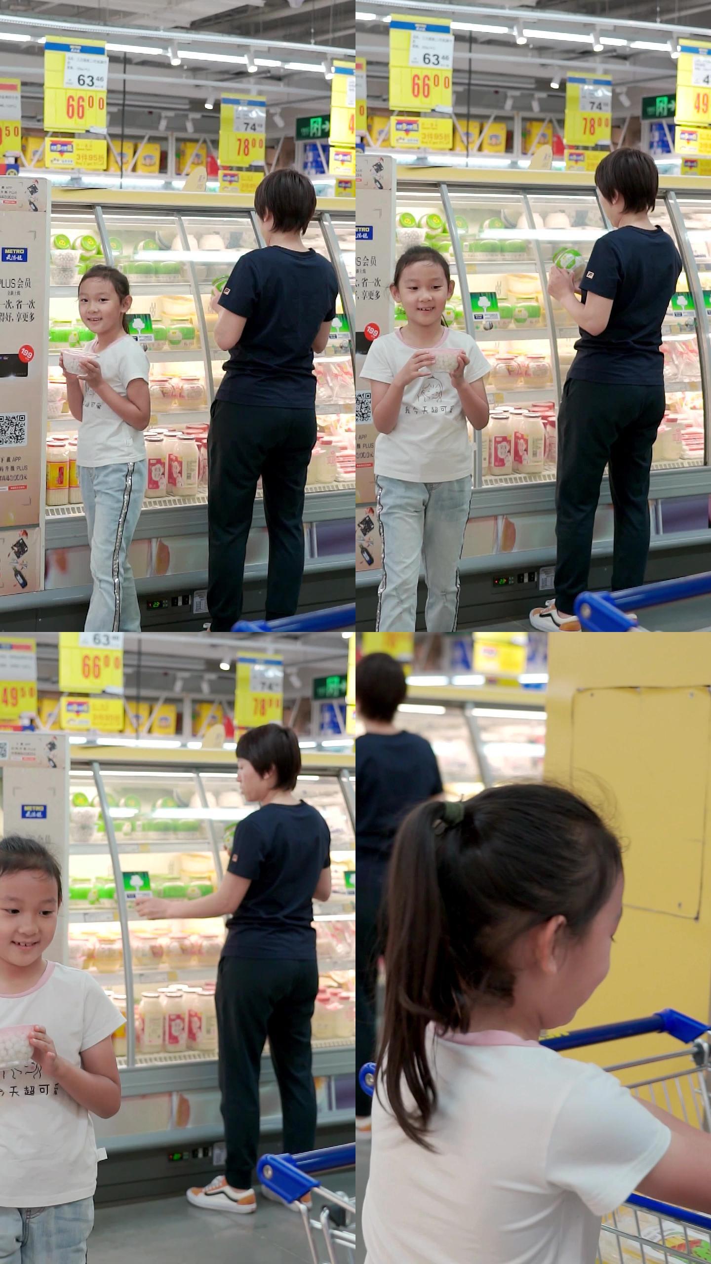 在超市购物的中国母女