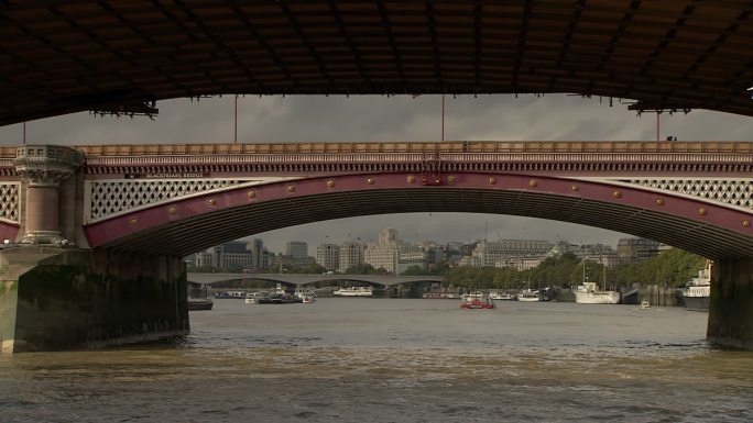 轮船在河上航行 英国伦敦 泰晤士河