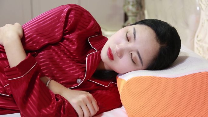 实拍高清美女睡眠记忆枕头