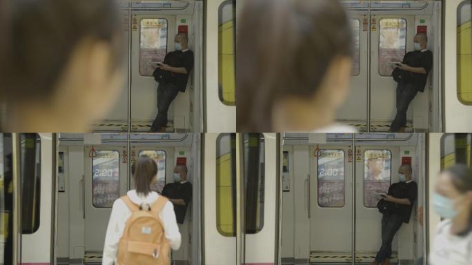 女孩走进地铁车厢