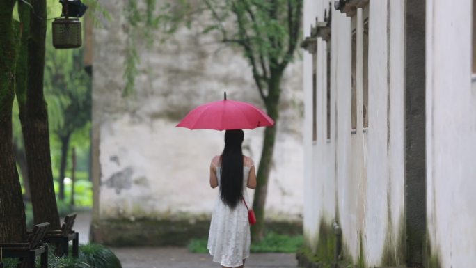 江南古民居青石板路白裙女孩红雨伞雨天背影