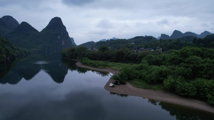 飞向江边露营房车