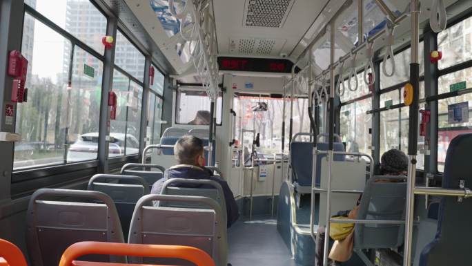 4k实时拍摄，行驶中的城市公交车内部