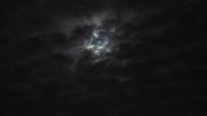 云层里的月亮