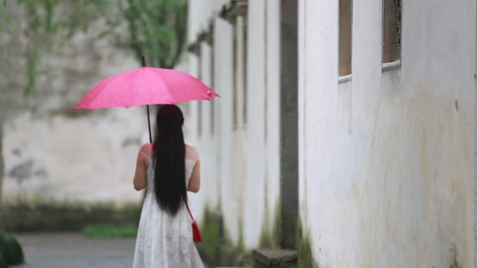 江南雨天古建筑青石板路白裙子女孩红雨伞