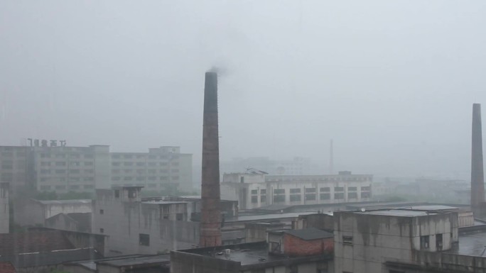 雨中的老厂区