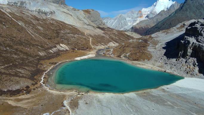 4K 航拍稻城亚丁牛奶海与远处雪山