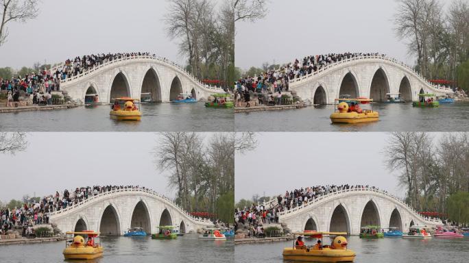 春季玉渊潭公园游人如织从桥上经过桥下过船