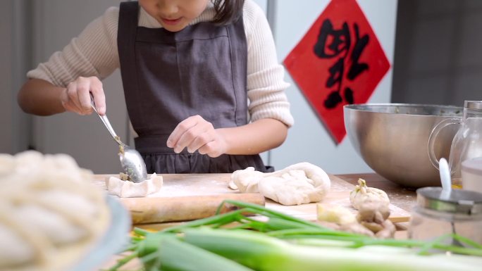 包饺子的中国女孩