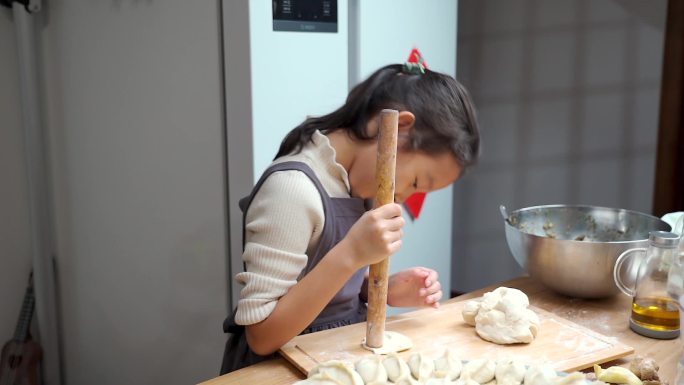 包饺子的中国女孩