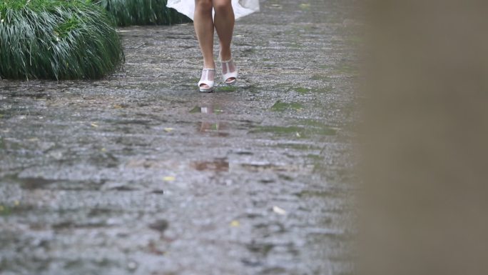 雨天石板路高跟凉鞋白裙子女孩走路脚步特写