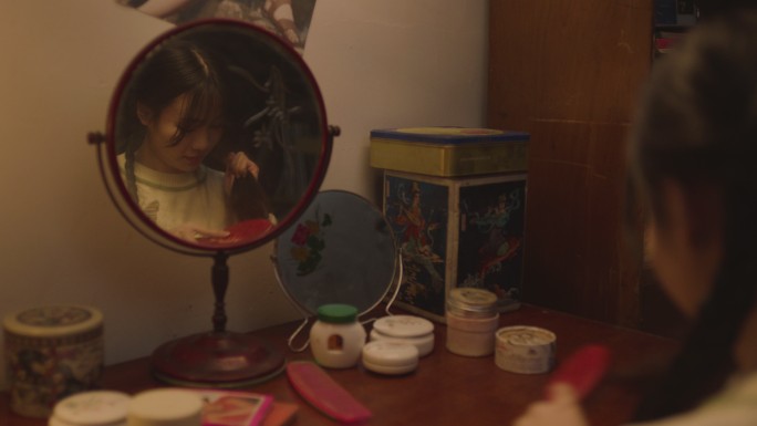 年代女孩梳妆台照镜子梳头发
