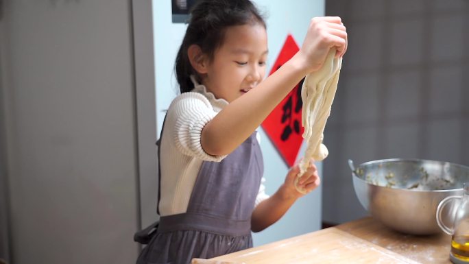 包饺子的中国女孩