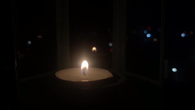 黑夜窗边摇曳的烛光