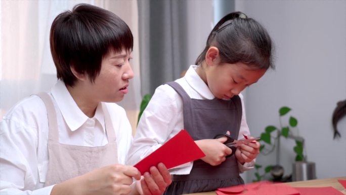一起做手工剪纸的中国母女