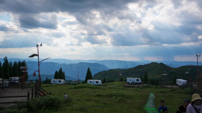 乌蒙大草原七彩蜗牛房车基地