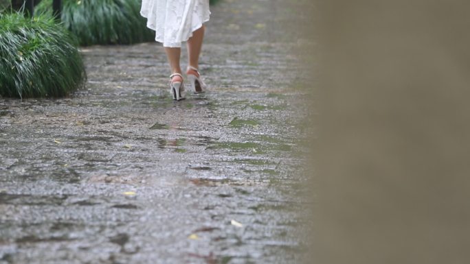 雨天青石板路高跟鞋女孩白裙子红雨伞背影