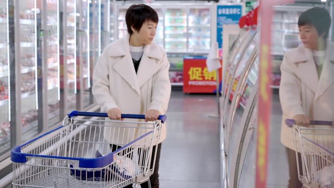 在超市挑选商品的东方女性
