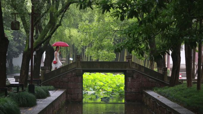 雨天石桥白裙子女孩红雨伞走路漫步诸暨西施