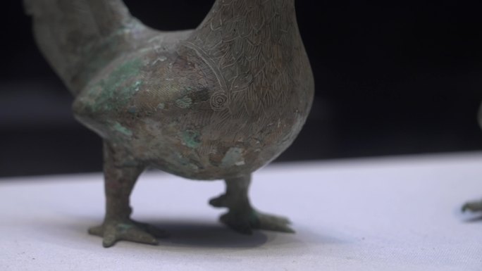 合浦汉墓出土的陶鸟和龙首金带钩