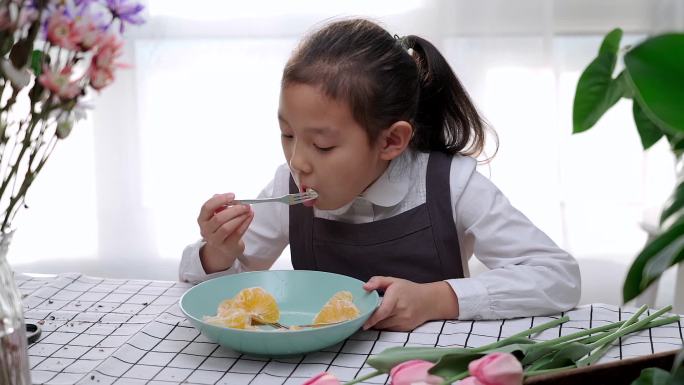 午后在阳光下休息吃水果的中国女孩