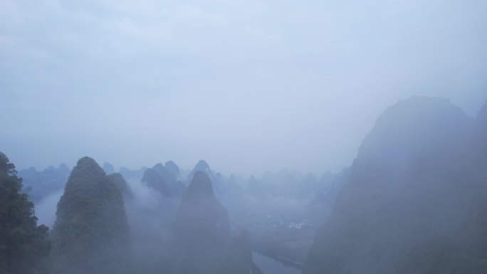 飞向喀斯特地貌山林穿云雾见村镇