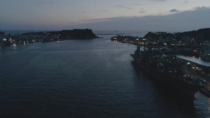 傍晚沿海城市港口船只