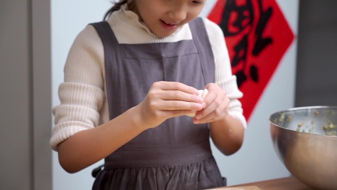 包饺子的中国女孩