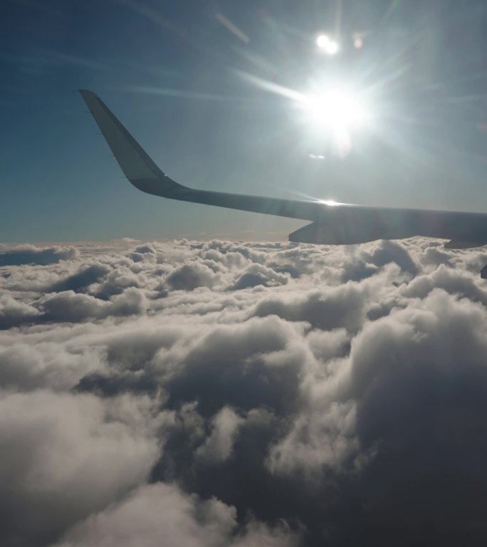 从飞机上看穿过云层
