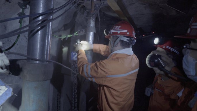 五一煤矿安全生产矿工监理井下安全检查