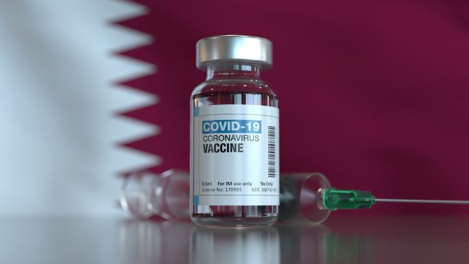 COVID-19疫苗瓶和卡塔尔国旗