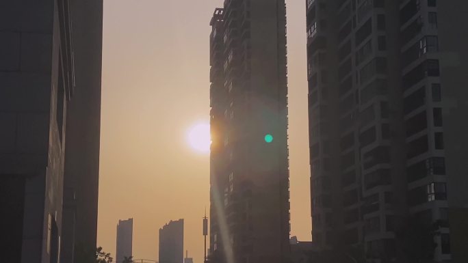 早晨的阳光划过城市的大楼