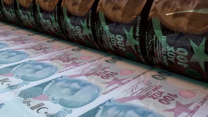 100张土耳其里拉钞票正在由货币印刷机印