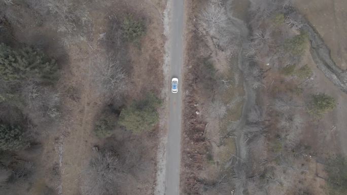 航拍无人机西藏林芝市风景空境森林汽车穿梭