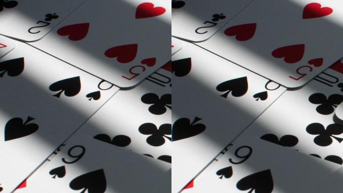 红心之王扑克牌掉落。