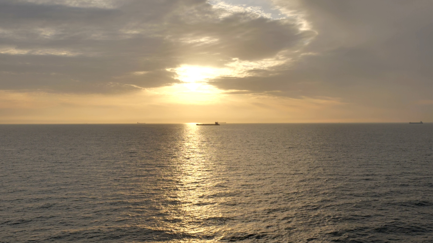 【4K】大海夕阳轮船-金色海面